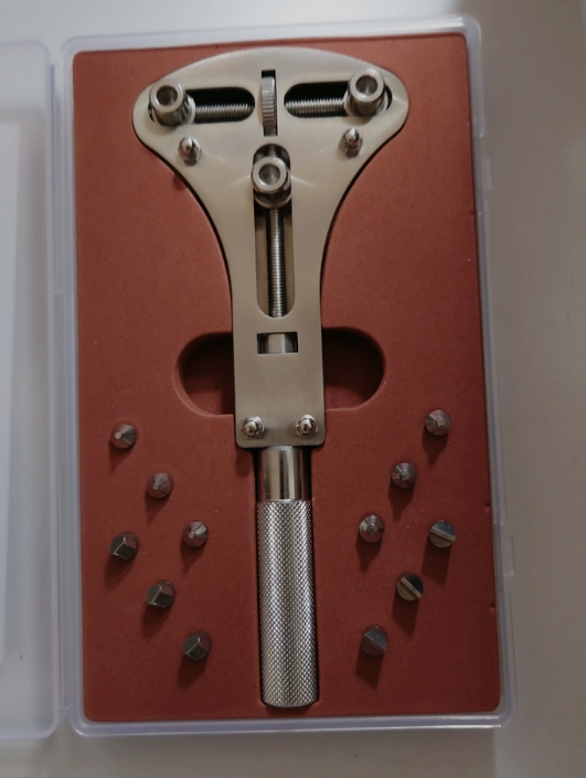 Apri-cassa universale a tre gr - Case Back Opener recensione e prezzo